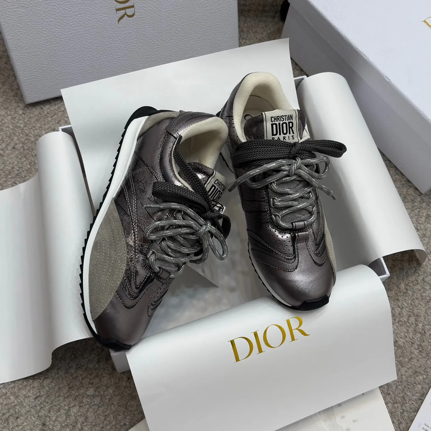 👟👟Ex-factory price 580👟👟 Original purchase and development 𝐂h𝐑𝐈𝐒𝐓𝐈𝐀𝐍 𝐃𝐈or This Dior Vibe Dior sneaker incorporates Dior's haute couture spirit and reinterprets the classic running shoes, moral training shoes. Forrest Gump shoes. Matched with Oblique Printed 3D printing technology reproduces the original fabric to create a contrasting modern style. The details are displayed with a 3D effect, and the iconic details of the logo decoration on the side and back are further embellished. It complements various casual or elegant items to create a modern look.  ✅The tongue is decorated with the Christian Dior PARIS Logo in 3 different colors and overlapping fabric lines. It is consistent with the original version. It is full of details. Welcome to compare and compare with the ordinary version on the market. ✅The original rubber TPU sole is decorated with the DIOR logo. The convex and concave rubber sole is decorated with the Christian Dior lucky star symbol. ✅Size: 35-40 (41 can be customized)